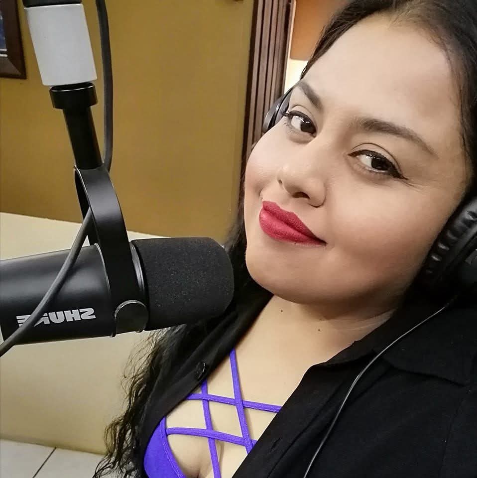 Yuridiana Meléndez Doria en cabina de radio