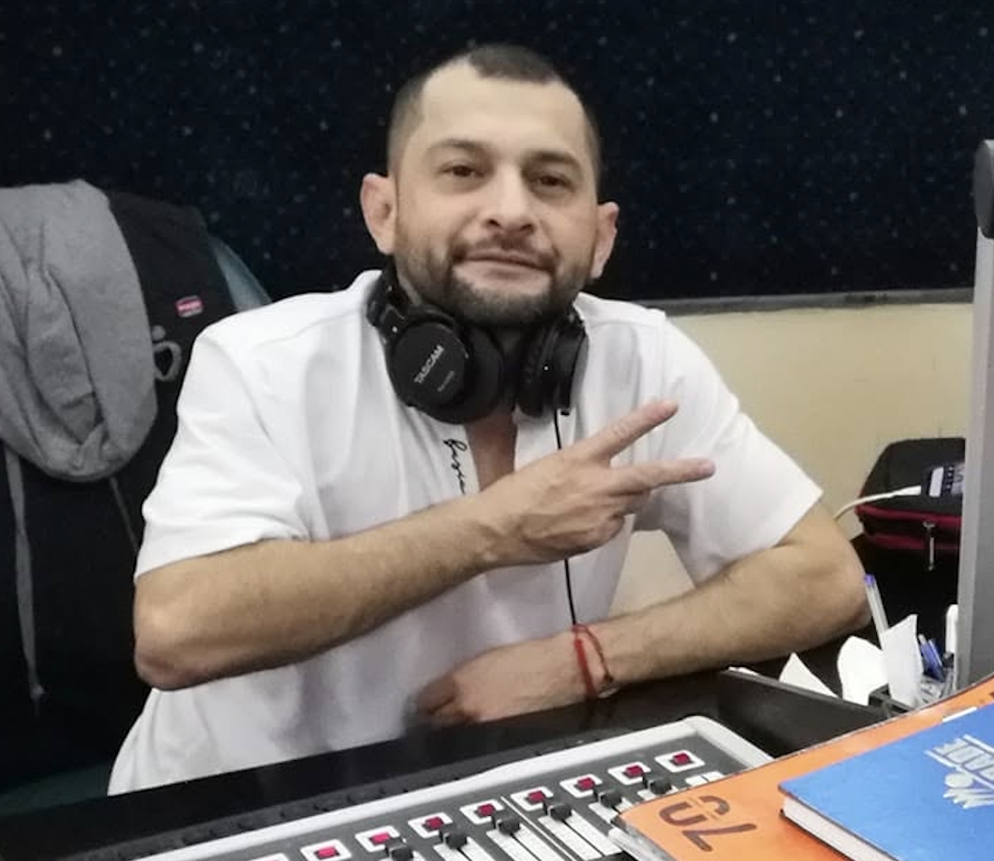 DJ Chacorta en controles de audio