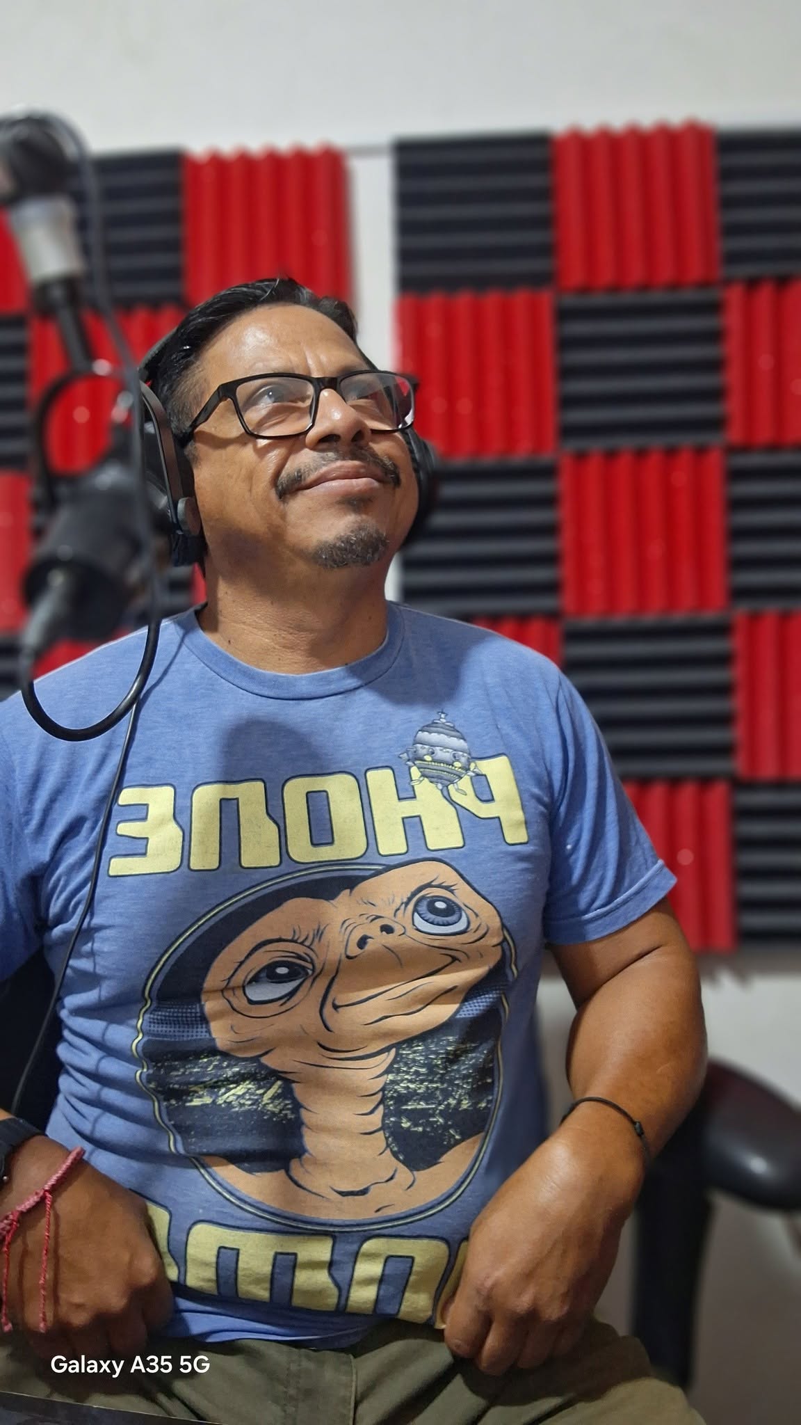 Tury Rodas en cabina de radio