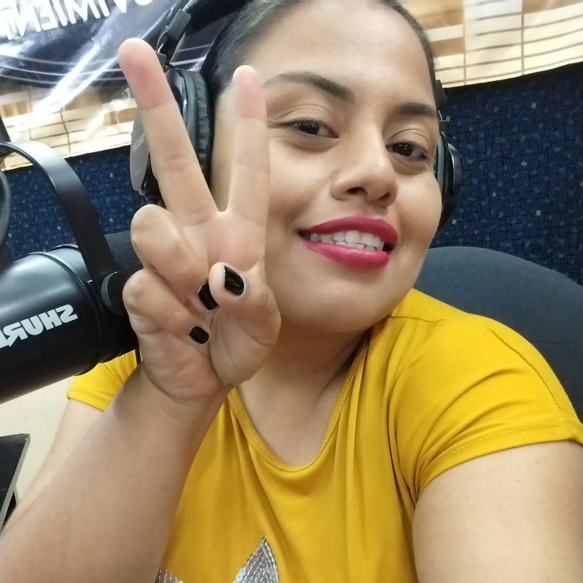 Yuridiana Meléndez Doria en cabina de radio